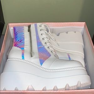 White irredentist lace up boots